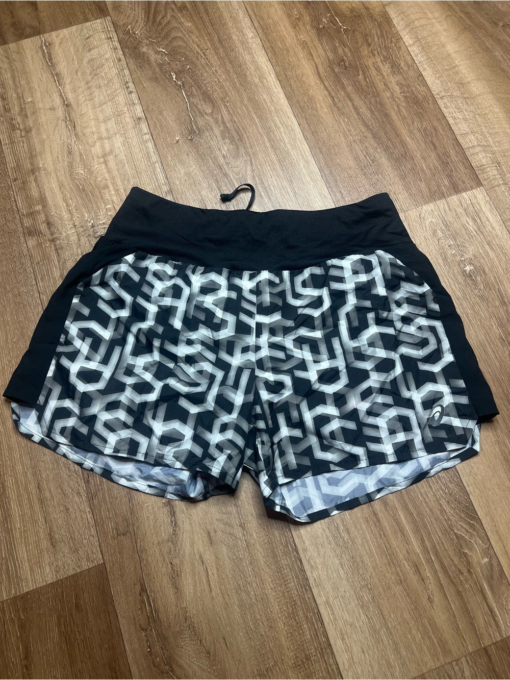 ASICS   Womens running short with Biding Size M Black Pattern NWT